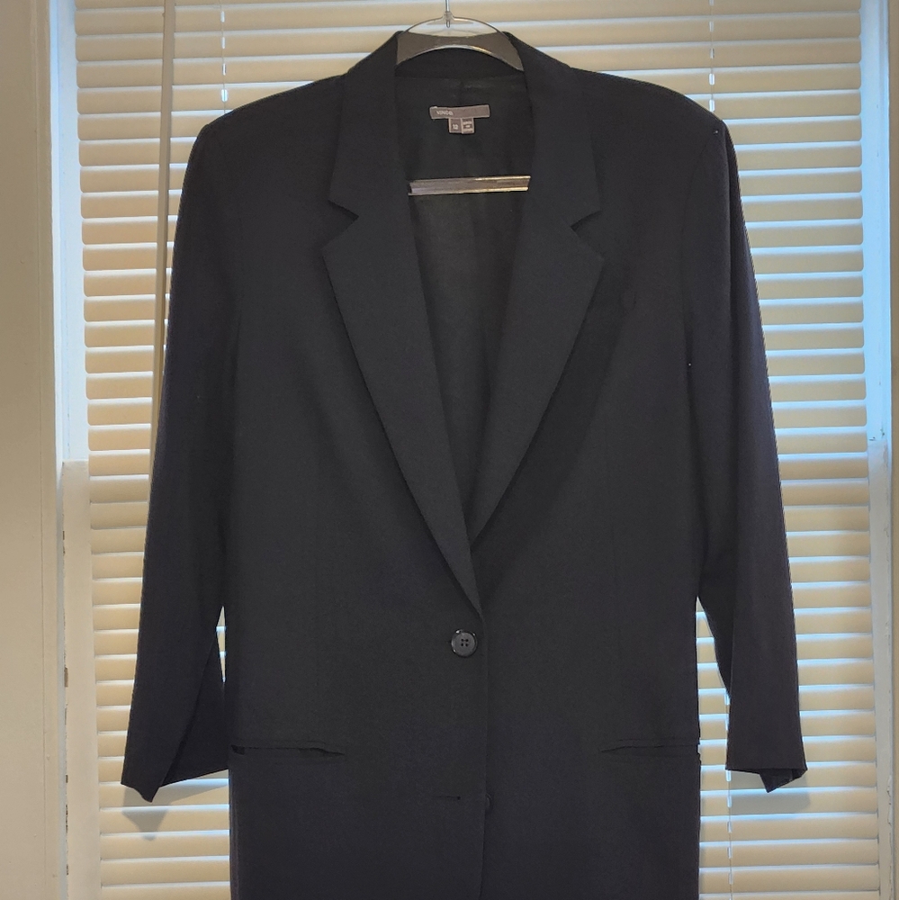 Vince Black Suit Jacket with Structured Design and Full-Length Sleeves